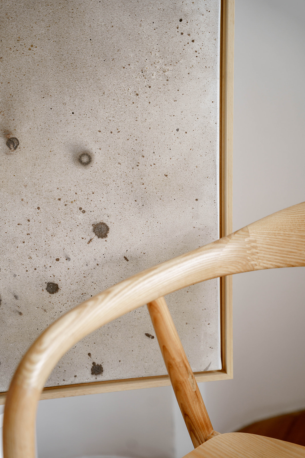 Fragment obrazu abstrakcyjnego z kolekcji "Natura" na tle fragmentu krzesła