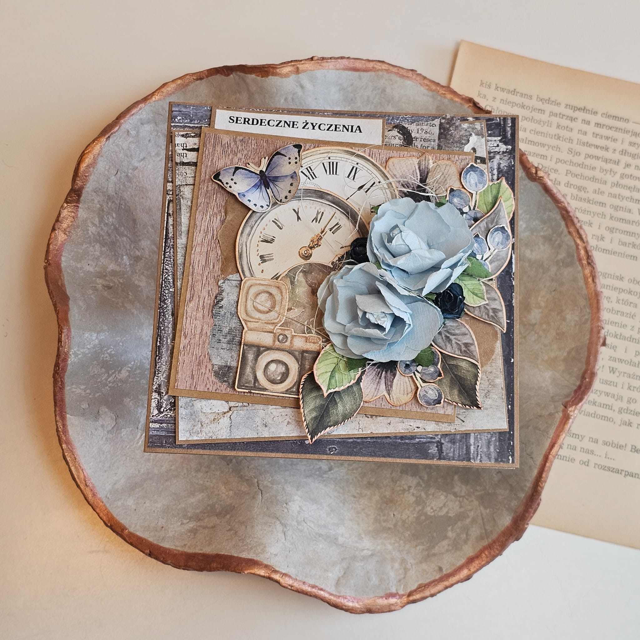 Kartka okolicznościowa z motywem zegarów w kwiatach
