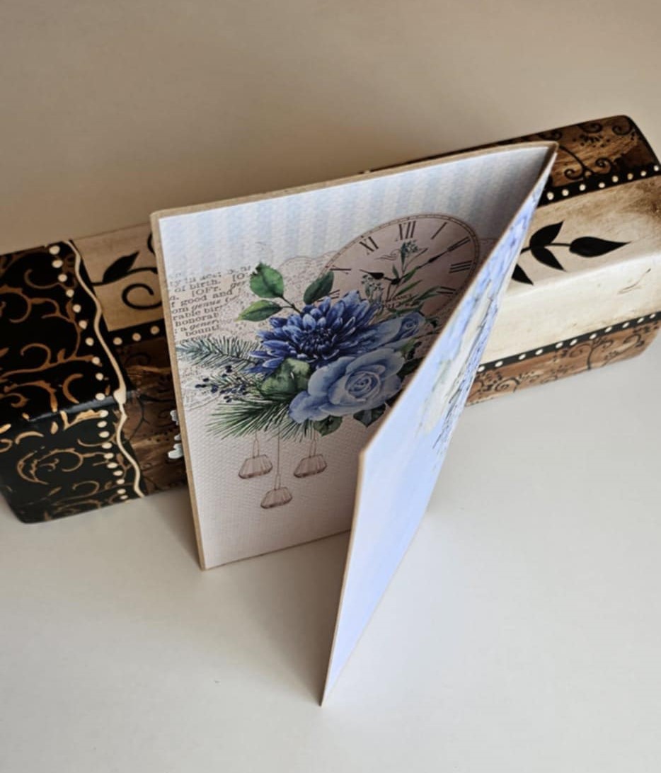 Kobieta w Kwiatowej Harmonii - obrazek 2