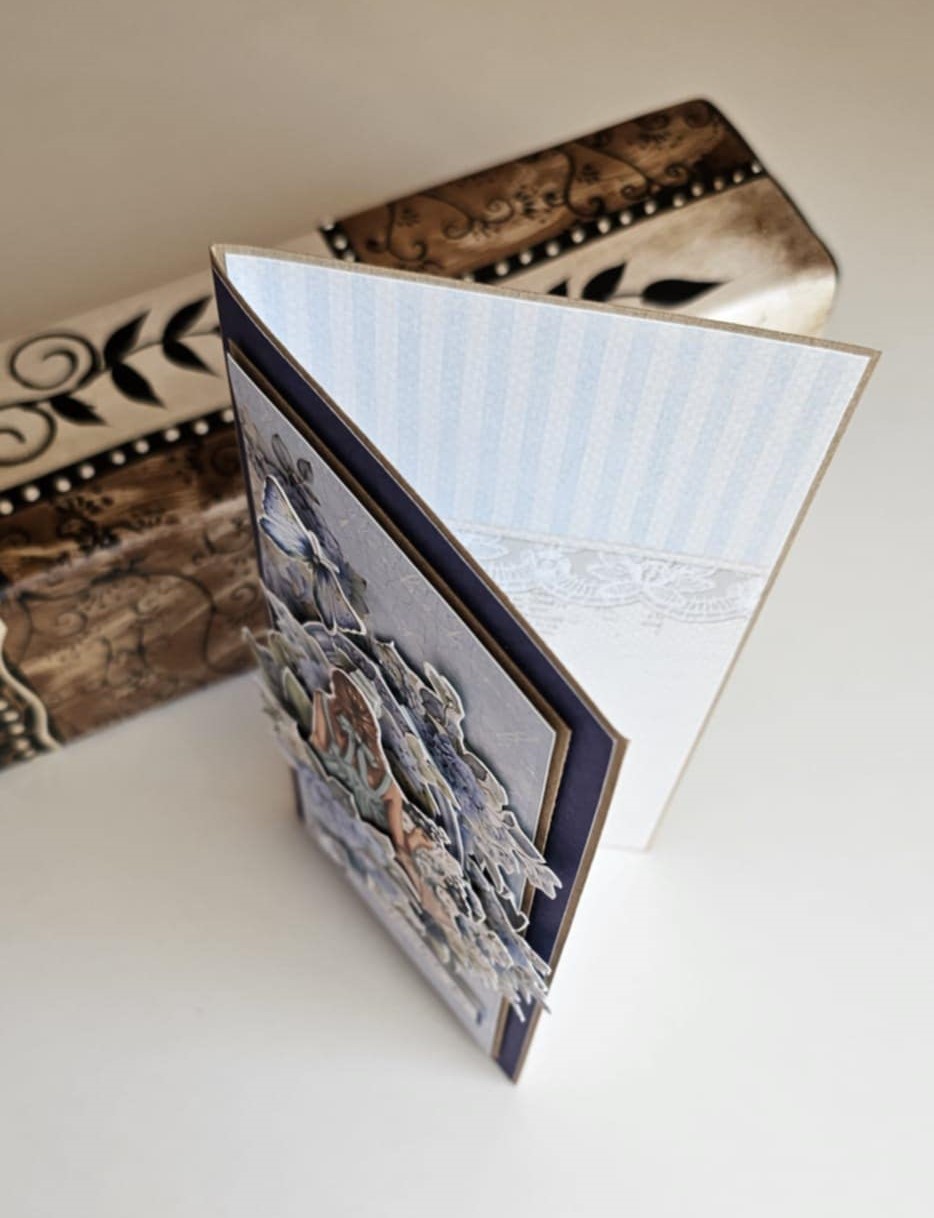 Kobieta w Kwiatowej Harmonii - obrazek 3